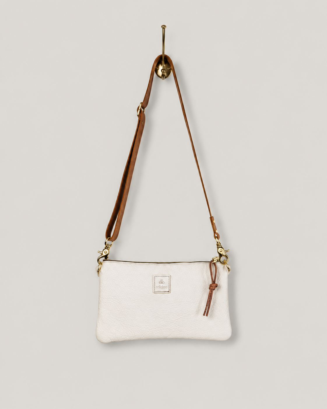 rellebee crossbody leather bag in oatmilk