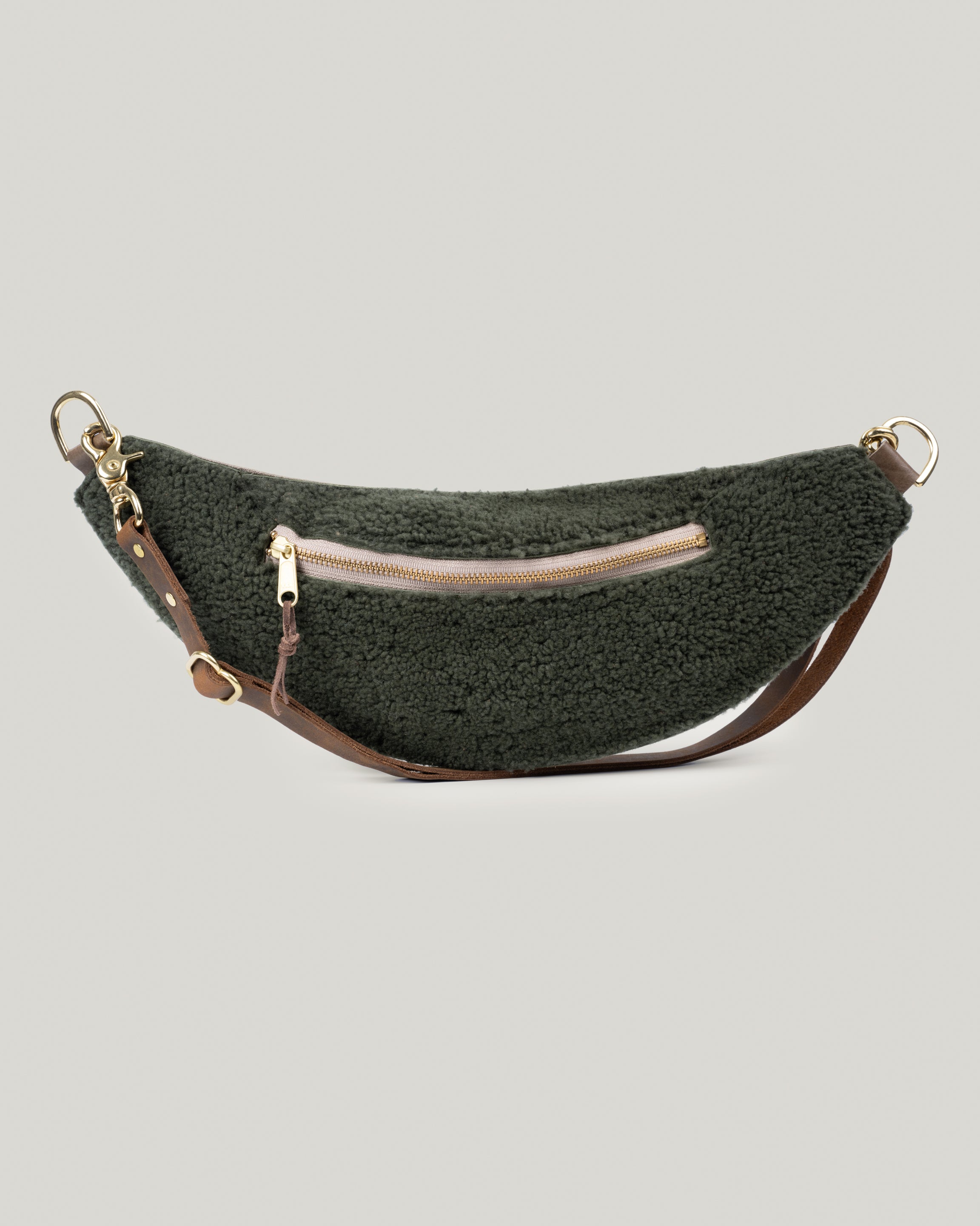 Horizontal view of the Classic sling: shearling in spruce.