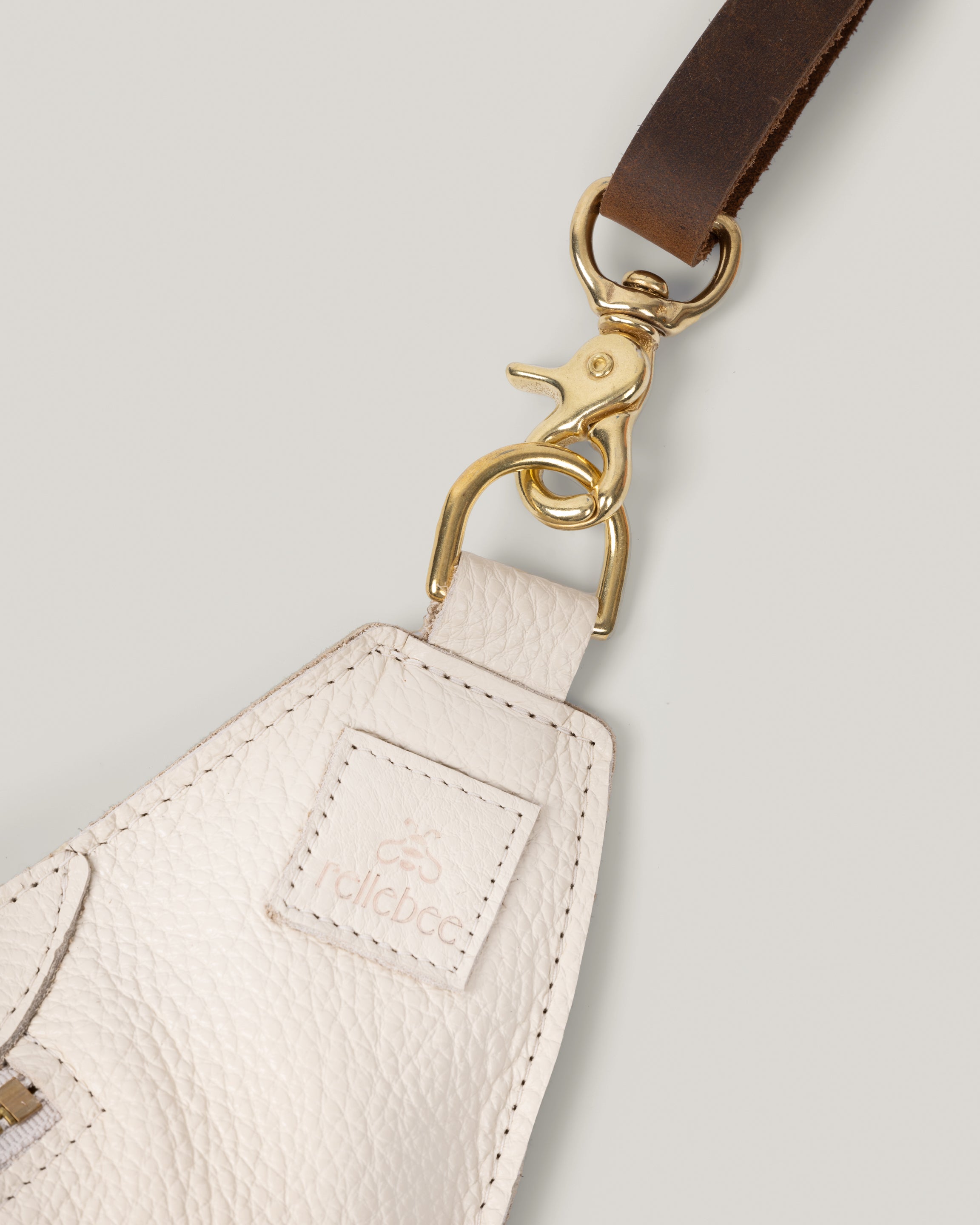 Image of product Classic sling in oat milk showing the latch